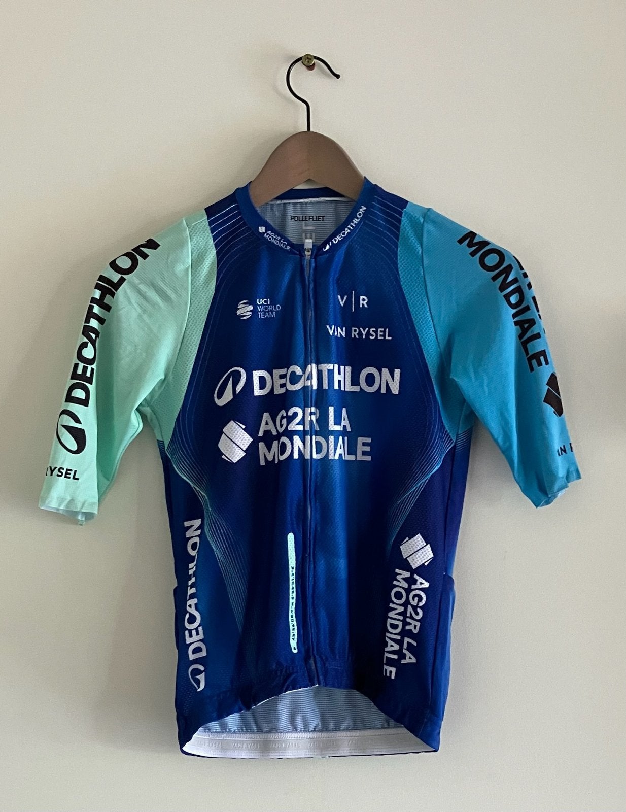 Origineel gesigneerd wielershirt Decathlon AG2R, Fietsen en Brommers, Ophalen of Verzenden, Zo goed als nieuw