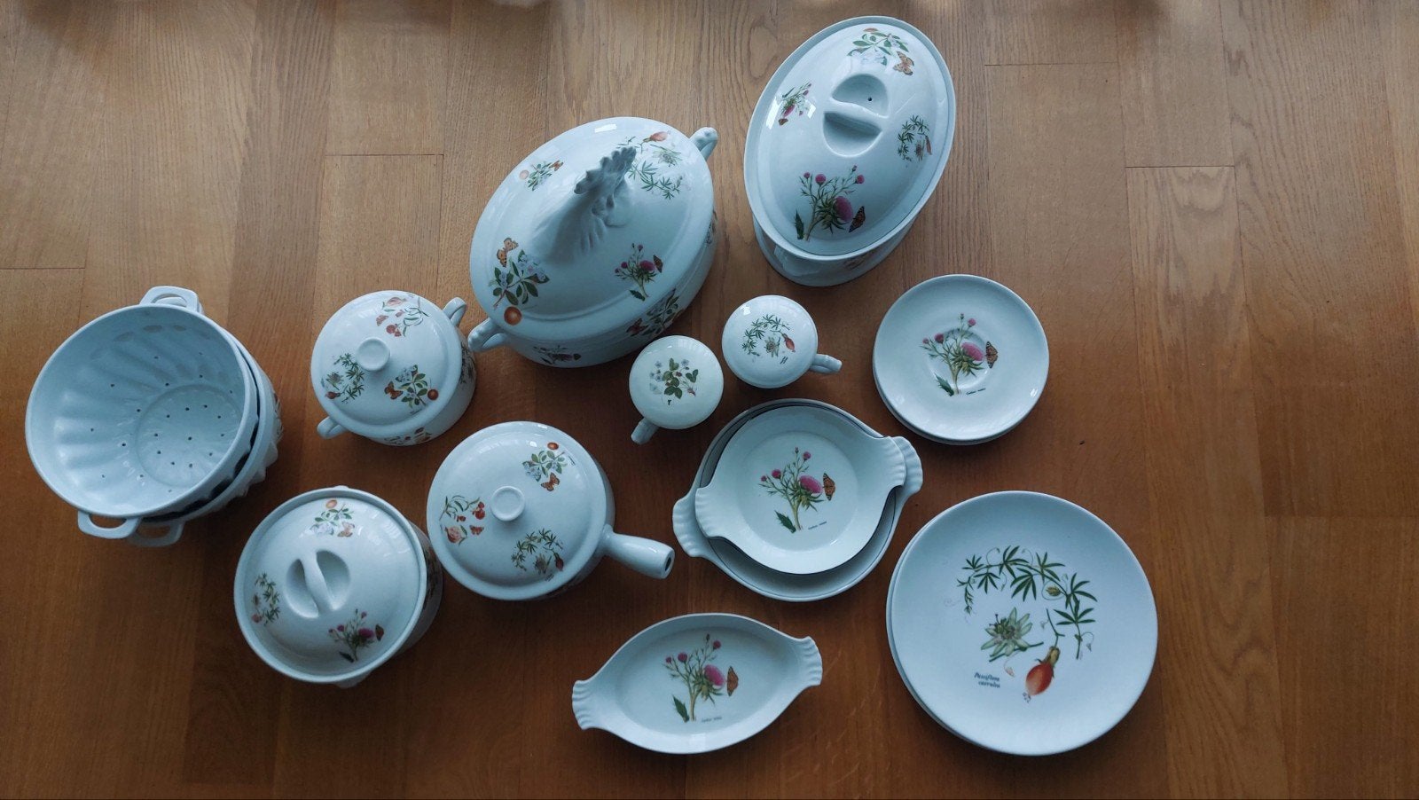 Magnifique vaisselle en porcelaine française de 24 pièces —, Enlèvement