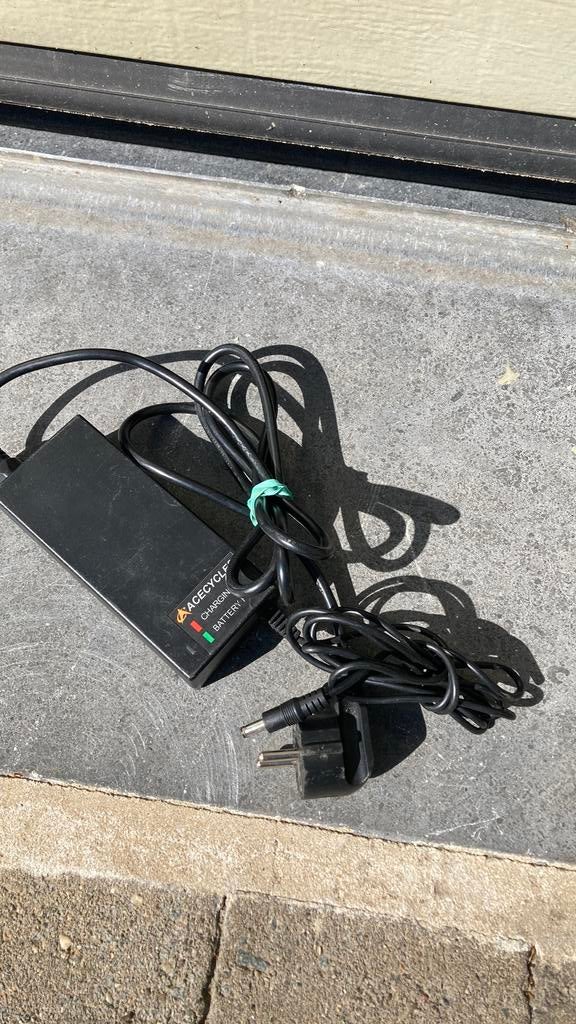 Batterijlader fietsbatterijlader, Ophalen, Zo goed als nieuw