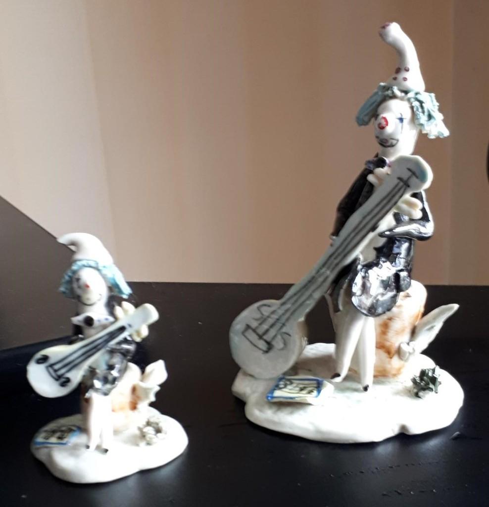 2 stenen/porseleinen Pierrot Beeldjes met muziekinstrument, Verzamelen, Verzenden, Zo goed als nieuw, Fantasy