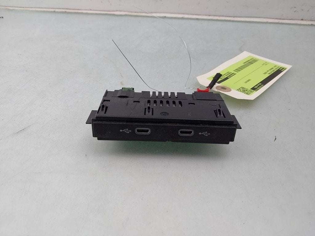 AUX/USB POORT Seat Tarraco (01-2018/05-2024) (|5NA035736|), Gebruikt, Service@seat.de, Seat Deutschland GmbH, Seat