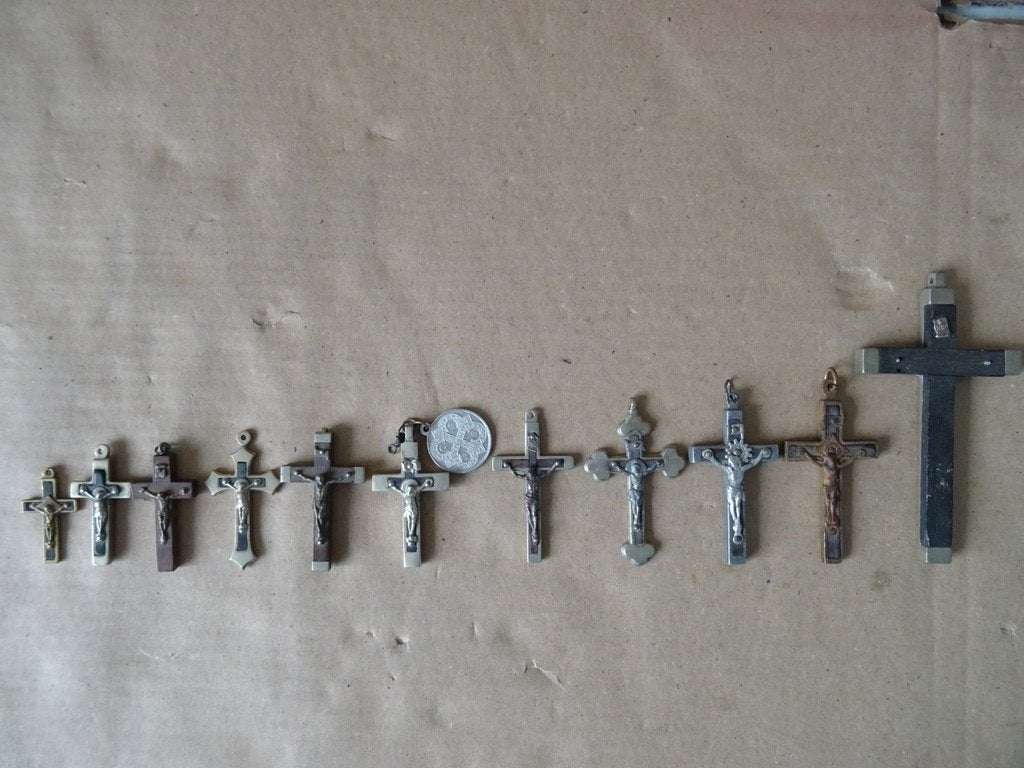 Antiek kruisje kruisbeeld medaillon ingelegd hout 9eu p stuk, Antiek en Kunst, Ophalen of Verzenden