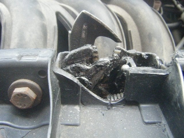 Cherche le verrou de capot pour une Ford Fiesta 2007 essence, Particulier, Essence, Achat