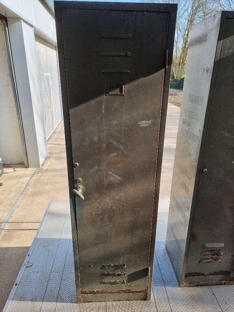 2 industriële metalen kasten/lockers met legplanken (TLC), Ophalen, Gebruikt