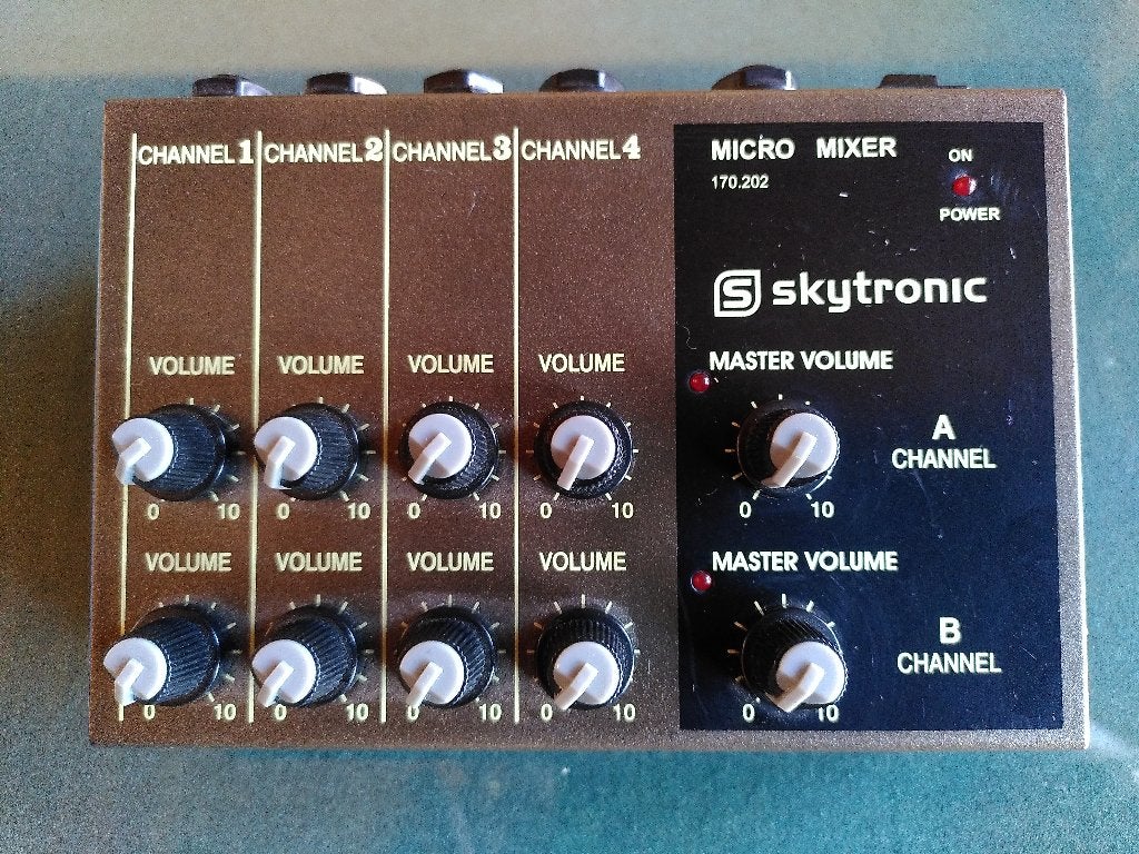 skytronic micro mixer 4 channels, Muziek en Instrumenten, Ophalen, Zo goed als nieuw, Minder dan 5 kanalen