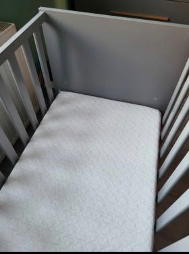 Lit bébé + matelas, Enlèvement, Comme neuf, Matelas