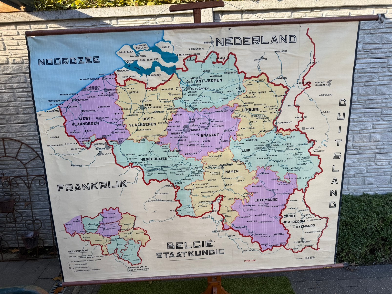 Oude schoolkaart op linnen België, Enlèvement