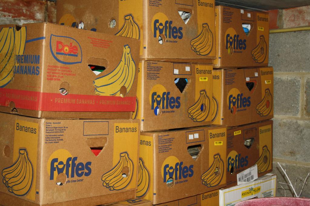 20 gevulde bananendozen voor de rommelmarkt, Diversen, Rommelmarktspullen, Ophalen, Gebruikt