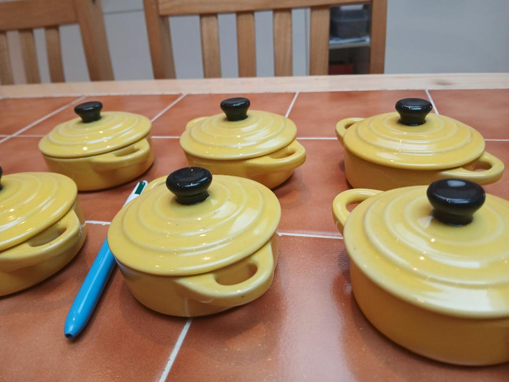 Lot 6 mini-cassolettes jaune en céramique, Maison & Meubles, Enlèvement, Comme neuf, Céramique, Autres types