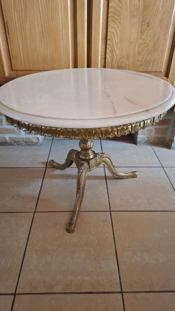 Table basse ronde style Louis XV, Enlèvement