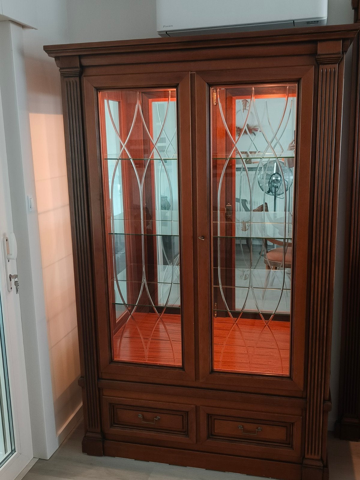 Eetkamer met ovale tafel, 6 stoelen en vitrinekast, Huis en Inrichting, Complete eetkamers, Ophalen, Gebruikt, Klassiek Kerselaar