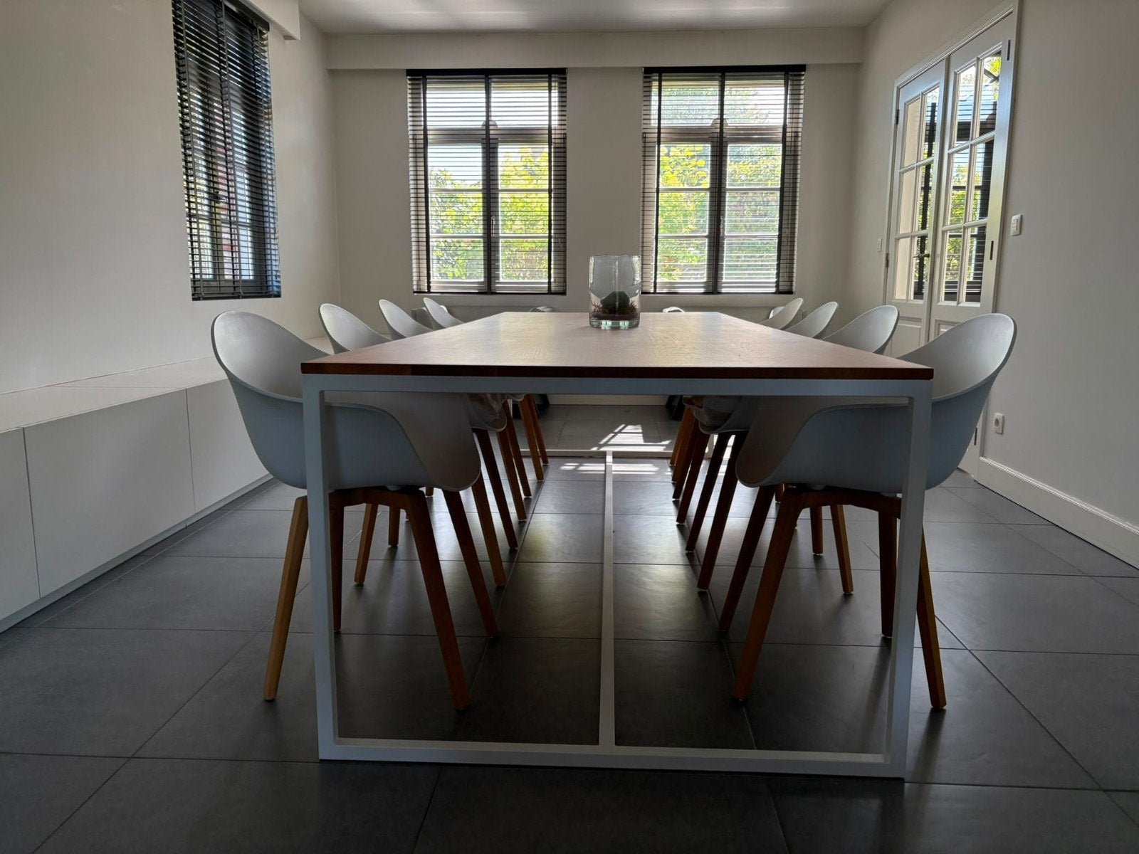 Massieve eiken tafel met 8 stoelen., Huis en Inrichting, Stoffering | Vloerbedekking, Ophalen, Zo goed als nieuw, Overige typen