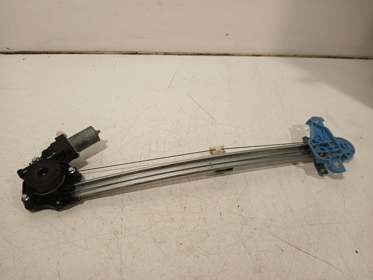 Raammechaniek elektrisch rechts voor Suzuki Swift, Onderdelen@venauto.nl, Van der Ven Autorecycling B.V., Ettenseweg 76, 4706 PB Roosendaal, The Netherlands