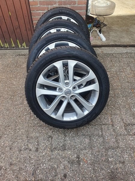 Nissan 17 inch sportvelgen met bijna nieuwe banden, Autos : Pièces & Accessoires, Pneus & Jantes, Neuf, Pneus et Jantes, Pneus hiver