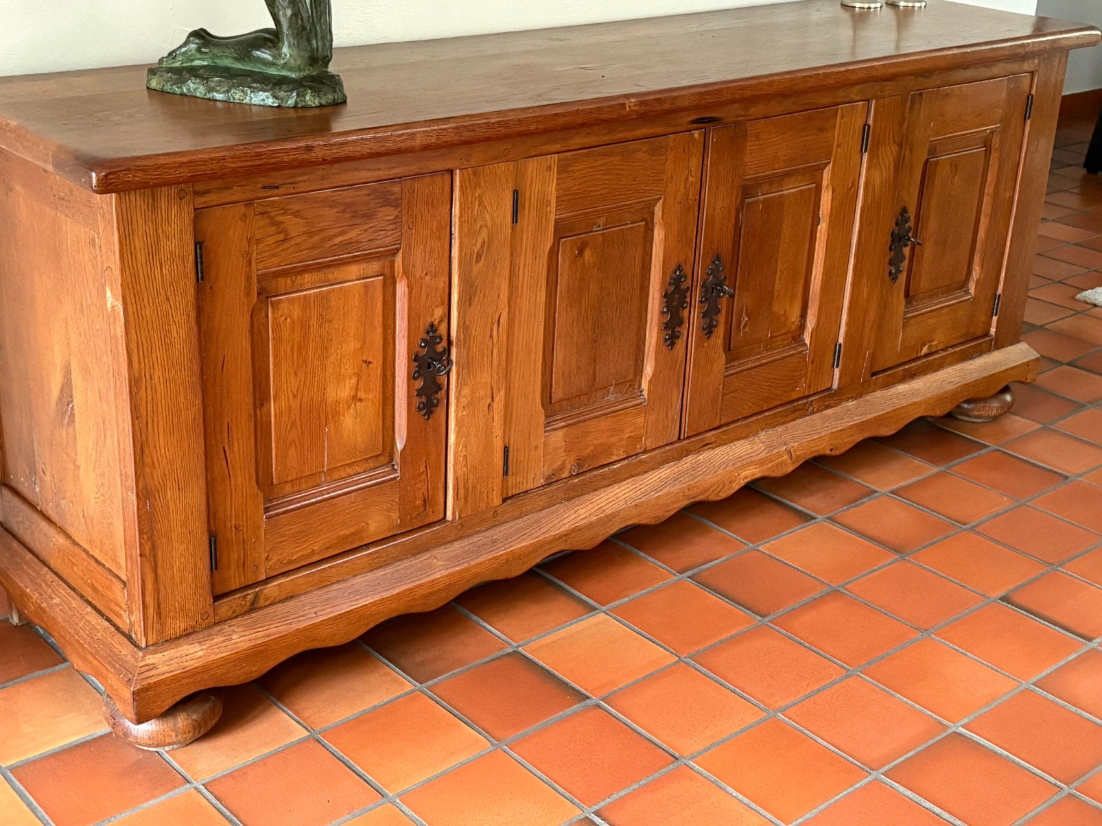 Massief eiken dressoir met smeedijzer beslag - 240 cm, Ophalen, Gebruikt, Met lade(s), Eikenhout