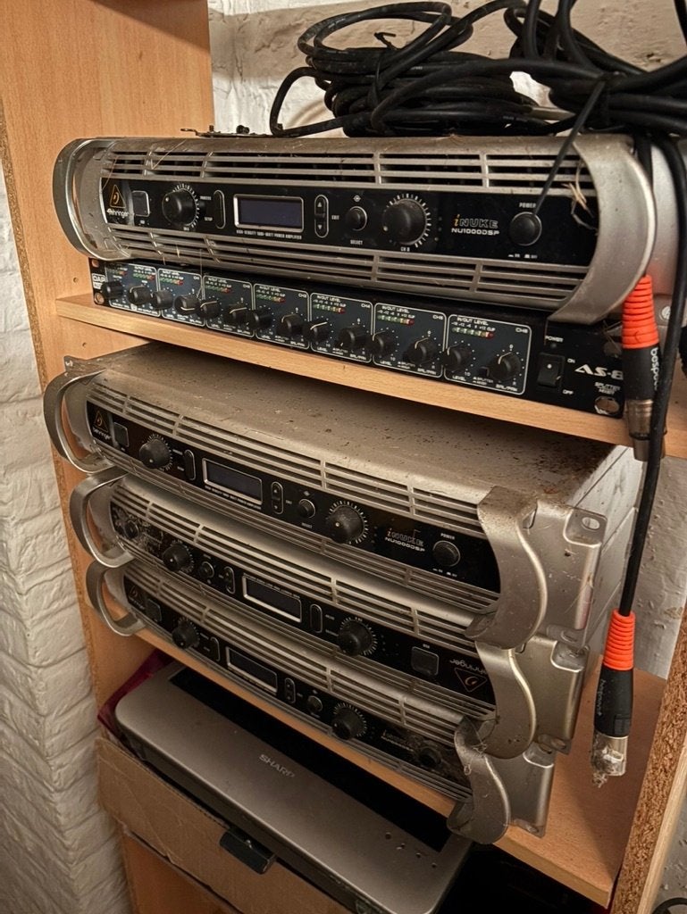 Behringer iNuke NU1000DSP Amplifiers LEES BESCHRIJVING, Ophalen, Gebruikt, Overige systemen, Overige merken