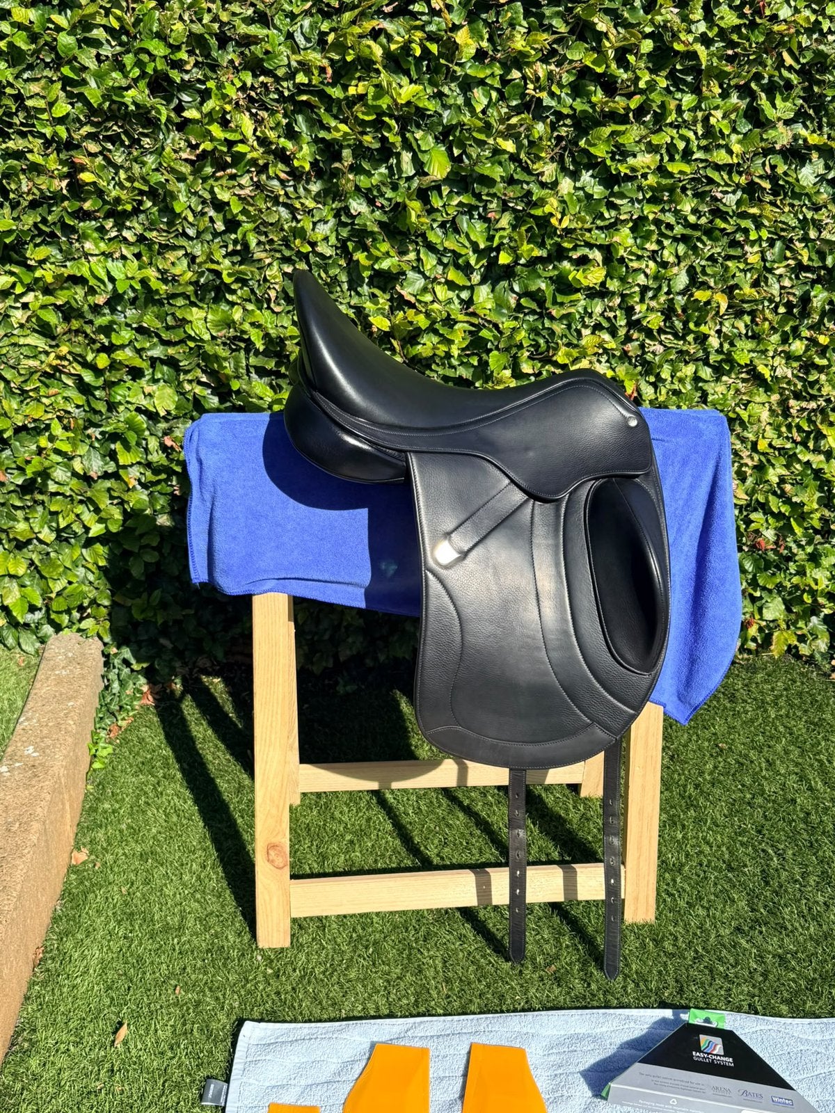 Bates Innova Mono+ Dressuurzadel (17.5" - 18"), Dieren en Toebehoren, Paarden en Pony's | Zadels, Ophalen, Bates, Diepe zit, XL (18 inch of meer)