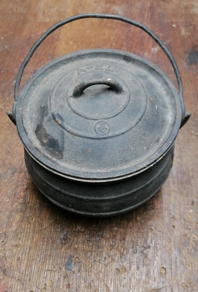 Oude driepoot braadpan 2l, Verzenden, Gebruikt, Gietijzer, Overige typen