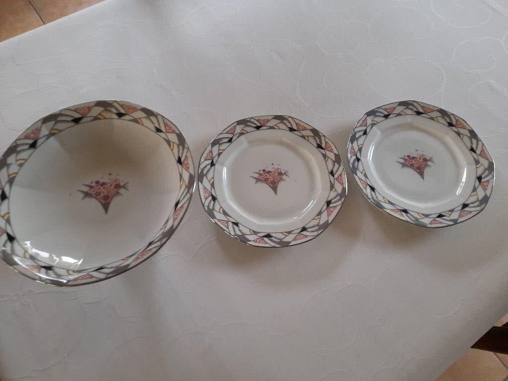Limoges schotel op voet en twee borden.Samen 10 euro., Enlèvement