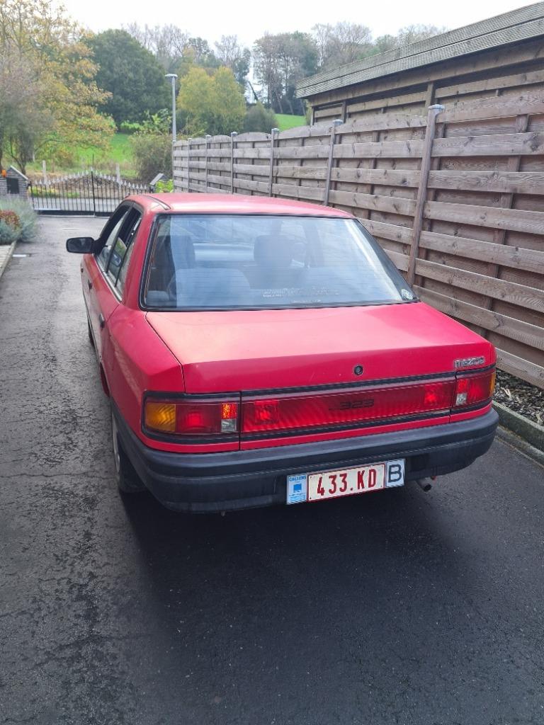 Auto Mazda Oldtimer, Auto's, Mazda, Particulier, Benzine, Berline, 4 deurs, Handgeschakeld, Rood, Grijs, Stof, Voorwielaandrijving