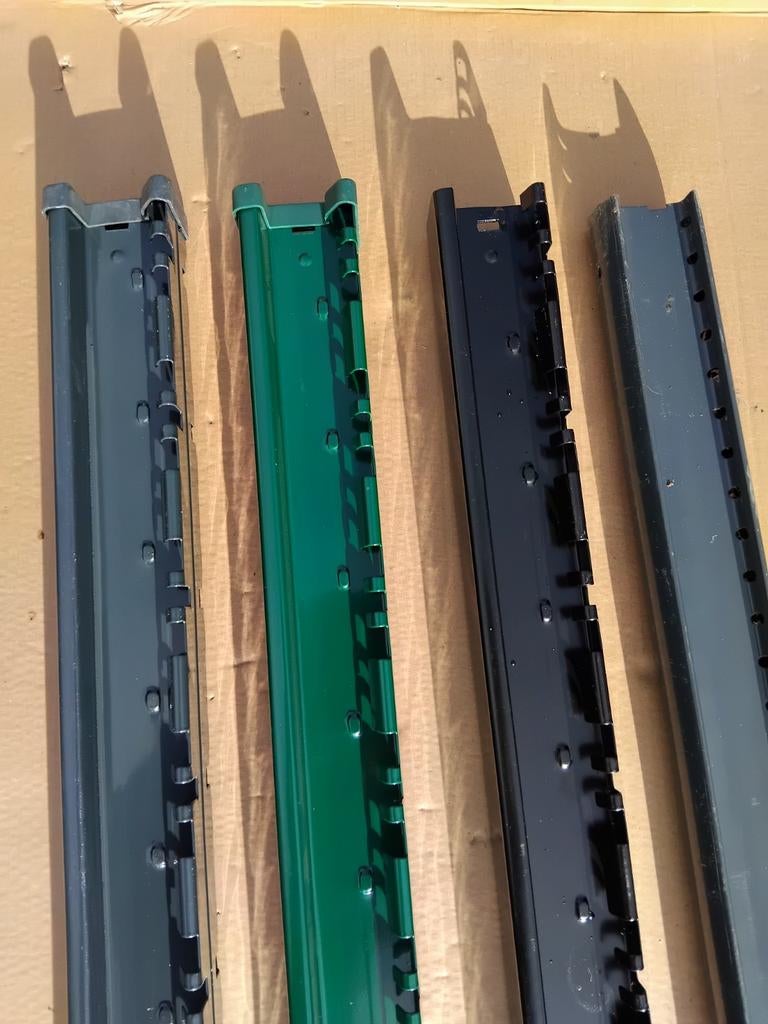 Poteaux ENCOCHE, H,CARRÉ gris, noir, vert., Aluminium