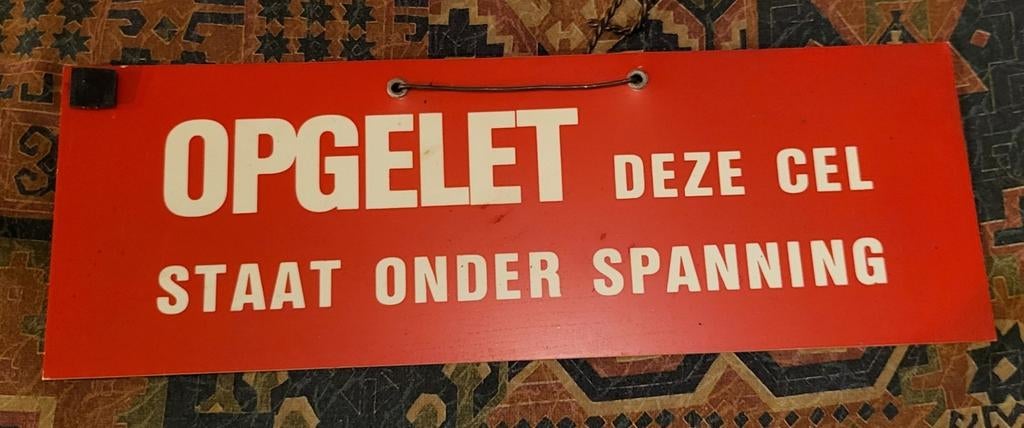 Signe ATTENTION : cette cellule est sous tension, Enlèvement ou Envoi