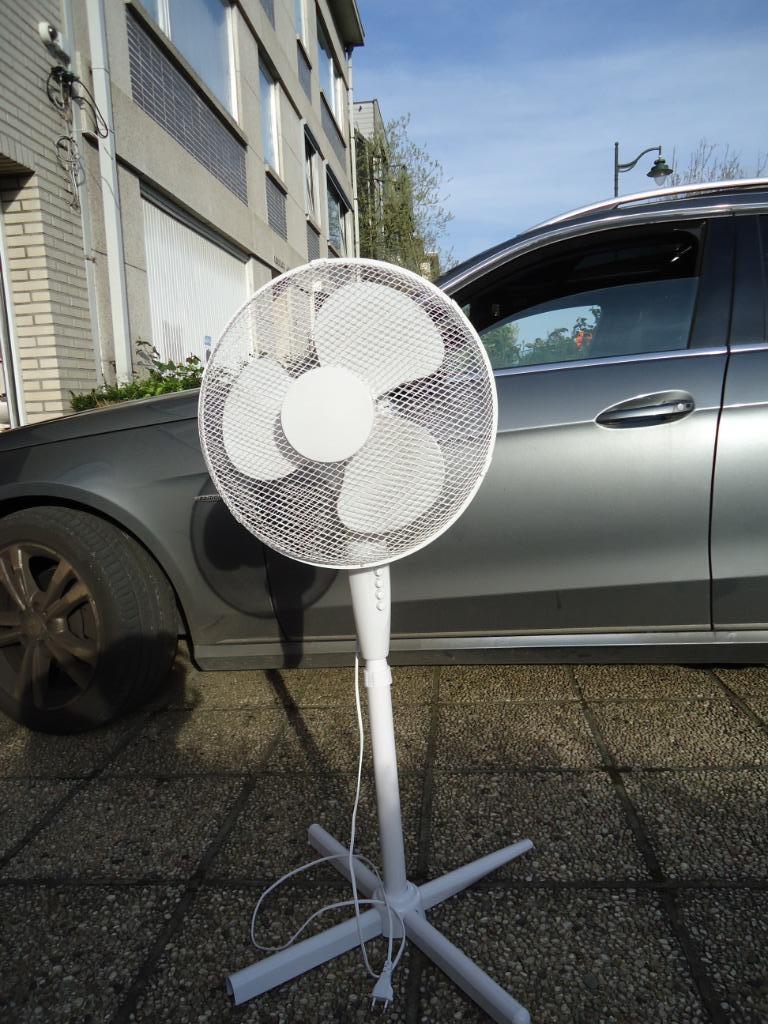 Ventilateur sur pied marque Kinzo Model: YH-40A-0, Enlèvement, Comme neuf
