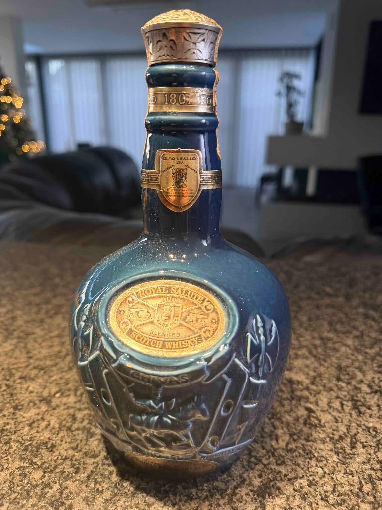 Édition limitée Chivas Royal Salute en porcelaine des 1970, Antiquités & Art, Antiquités | Verre & Cristal, Enlèvement ou Envoi