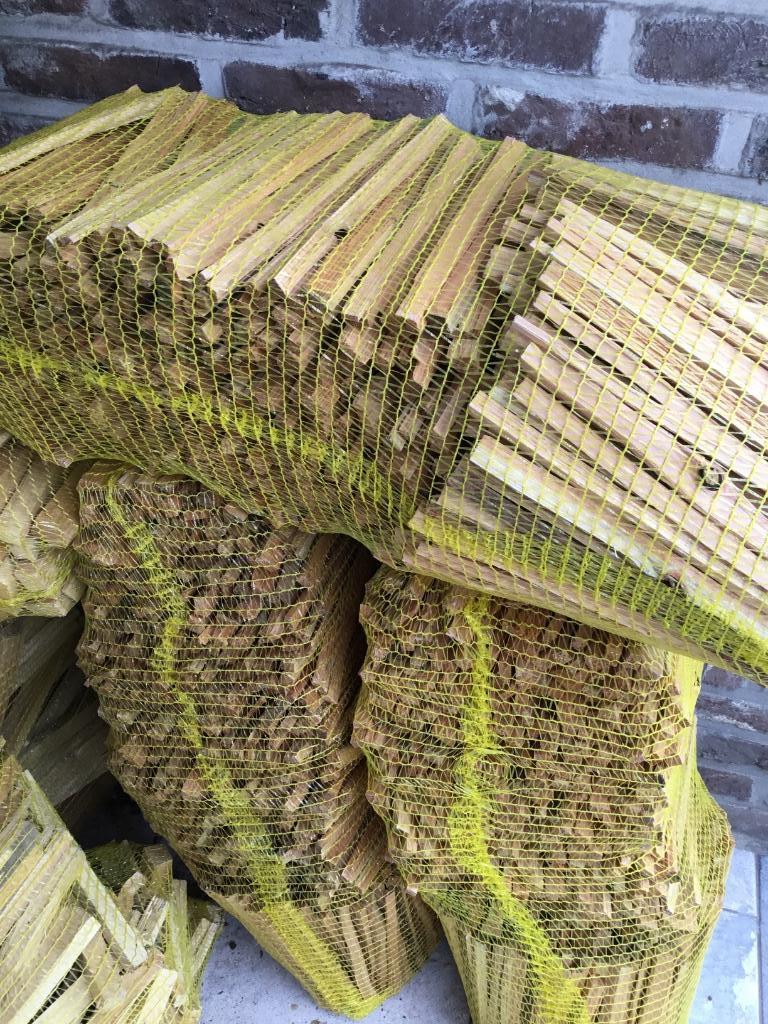 Zakken zeer fijn aanmaakhout: 14kg voor €7,00, Ophalen