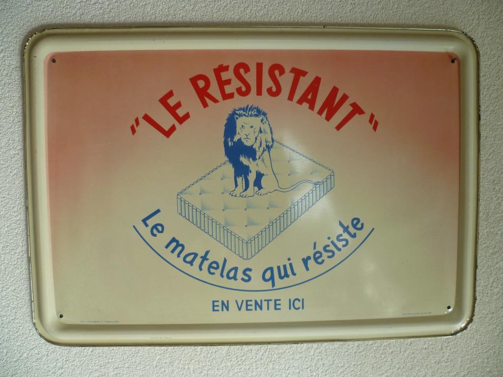 BLIKKEN RECLAME BORDJE"LE RESTISTANT MATELAS"UIT 1955, Ophalen of Verzenden, Zo goed als nieuw, Reclamebord