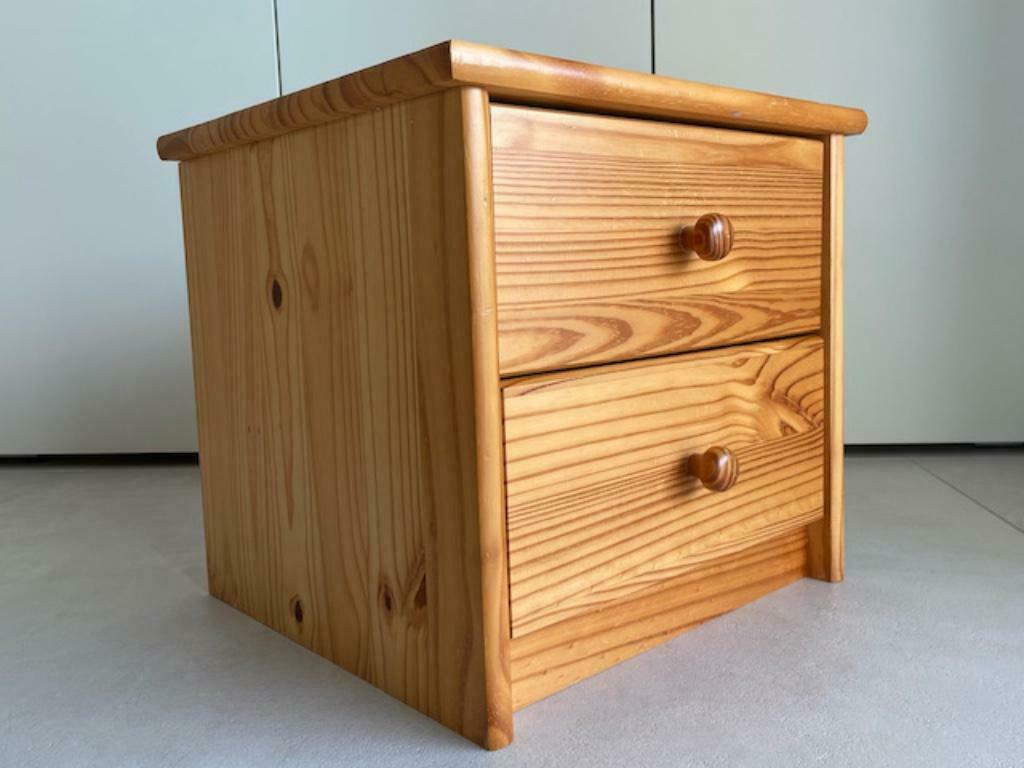 Table de nuit vernie en pin, Maison & Meubles, Chambre à coucher | Tables de chevet, Moins de 55 cm, Moins de 45 cm, Enlèvement