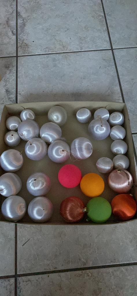 Vintage zijde kerstballen en 3 vifluo breekbare kerstballen, Diversen, Ophalen, Gebruikt