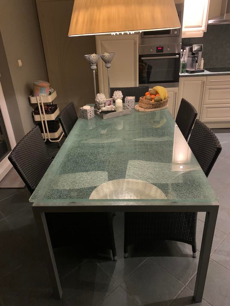 LA TABLE À MANGER DOIT ÊTRE INSTALLÉE DE TOUTE URGENCE, Maison & Meubles, Tables | Tables à manger, Enlèvement, Comme neuf, Cinq personnes ou plus