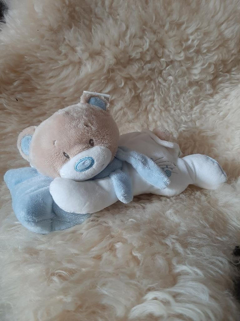 Knuffel liggend beertje op kussen - lichtblauw, Kinderen en Baby's, Speelgoed | Knuffels en Pluche, Ophalen
