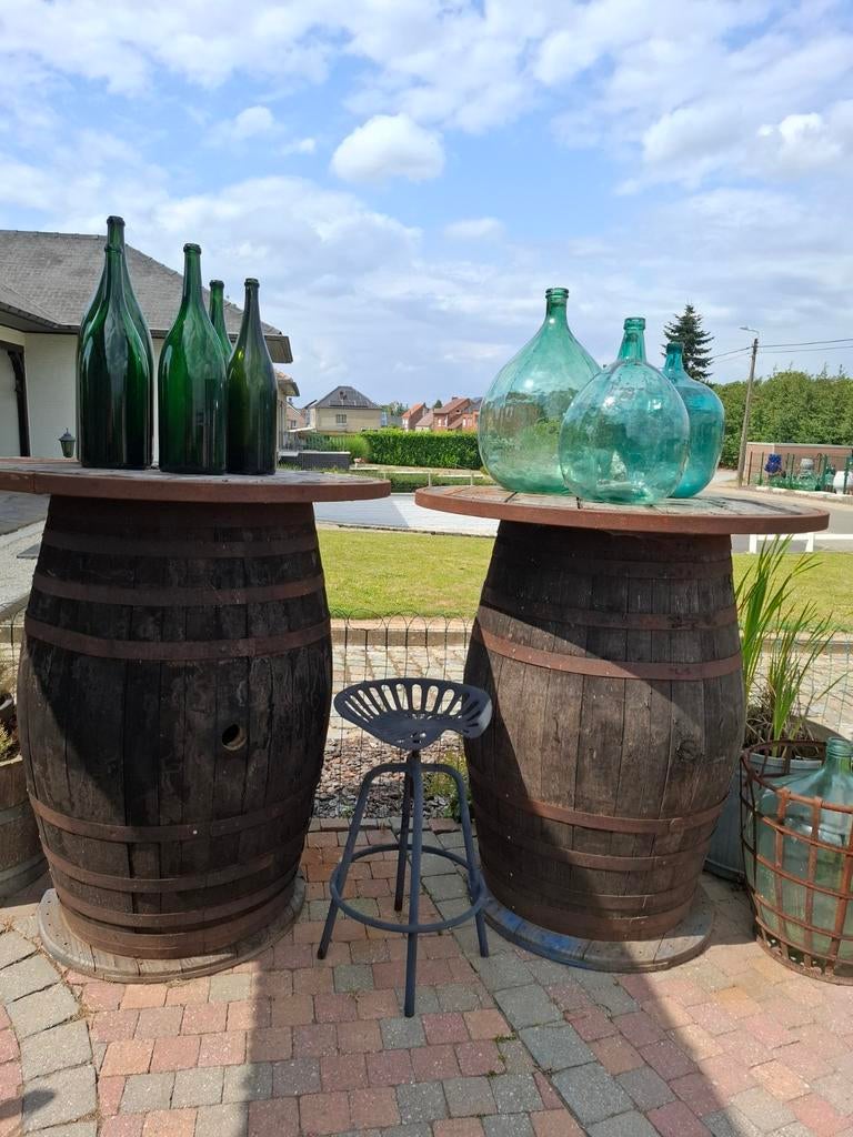 De grands tonneaux de whisky comme EYECATHER dans le jardin , Enlèvement