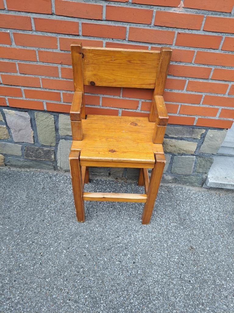 Chaise pour enfant très robuste et pratique datant d'avant 1, Enlèvement
