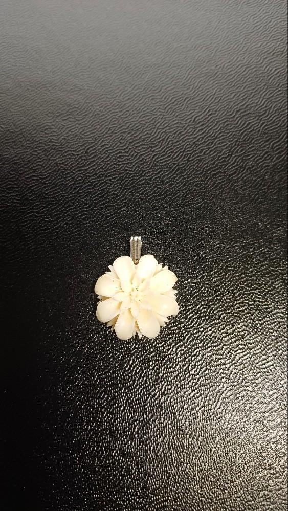 pendentif en faux ivoire, Bijoux, Sacs & Beauté, Colliers, Enlèvement ou Envoi, Comme neuf, Beige, Autres matériaux