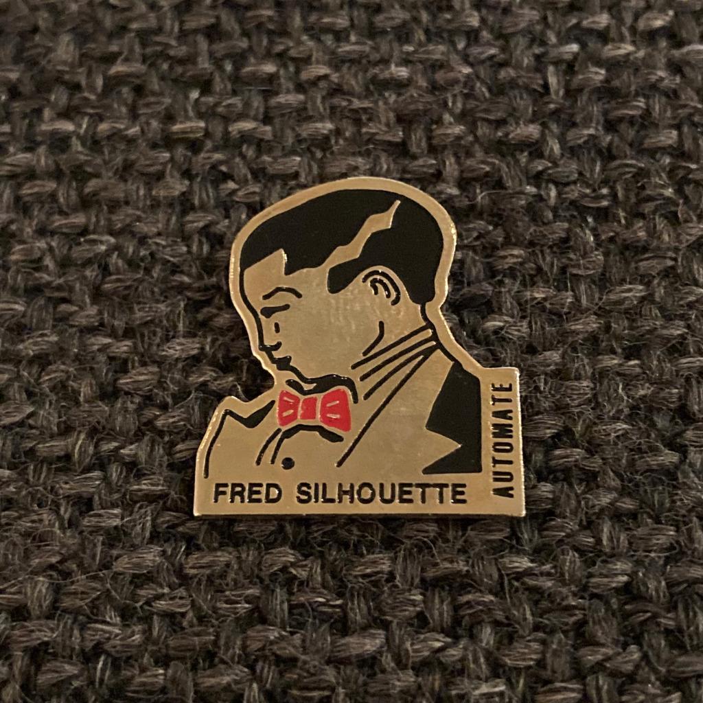 PIN - FRED SILHOUETTE - AUTOMATE - ILLUSIONNISTE, Collections, Envoi, Utilisé, Autres sujets/thèmes, Insigne ou Pin's