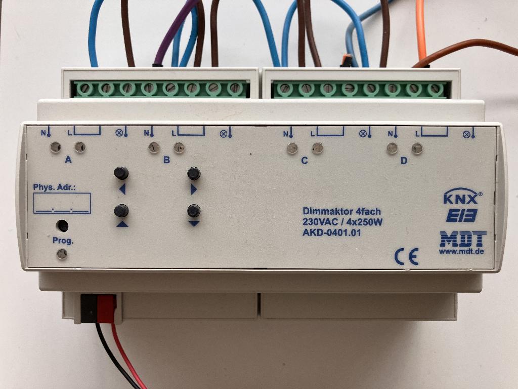 Domotique MDT dimmaktor 4 faces AKD-0401.01 KNX, Bricolage & Construction, Électricité & Câbles, Utilisé, Autres types, Enlèvement ou Envoi