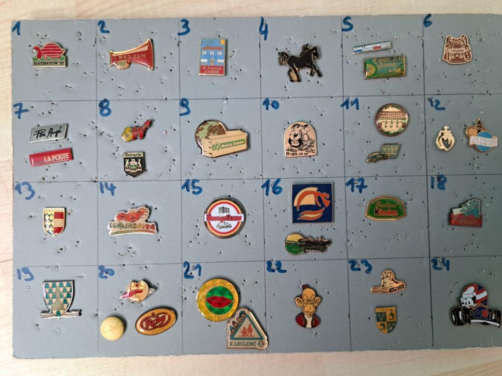Pin's pins bij de doos zie foto's en nieuws/lees de aankondi, Ophalen of Verzenden