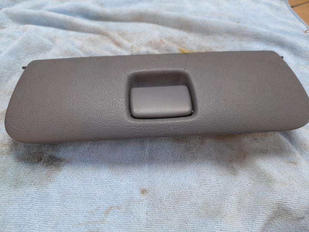 Couvercle de boite à gants RENAULT CLIO 2 // 5060 AUVELAIS, Enlèvement ou Envoi, Utilisé, Renault