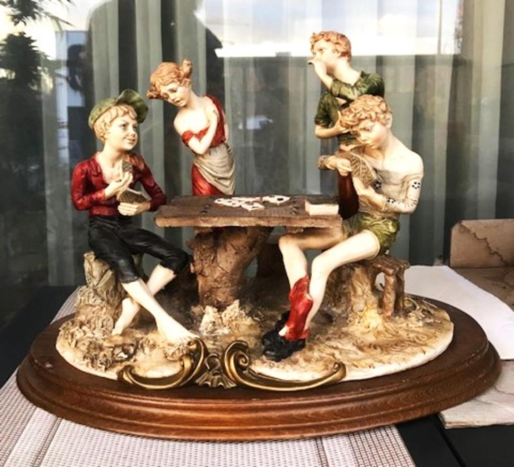 Enfants jouant Cartes Capodimonte Tepizzi XXL statue!!😍💑🎁, Statue, Enlèvement ou Envoi, Peint, Scène