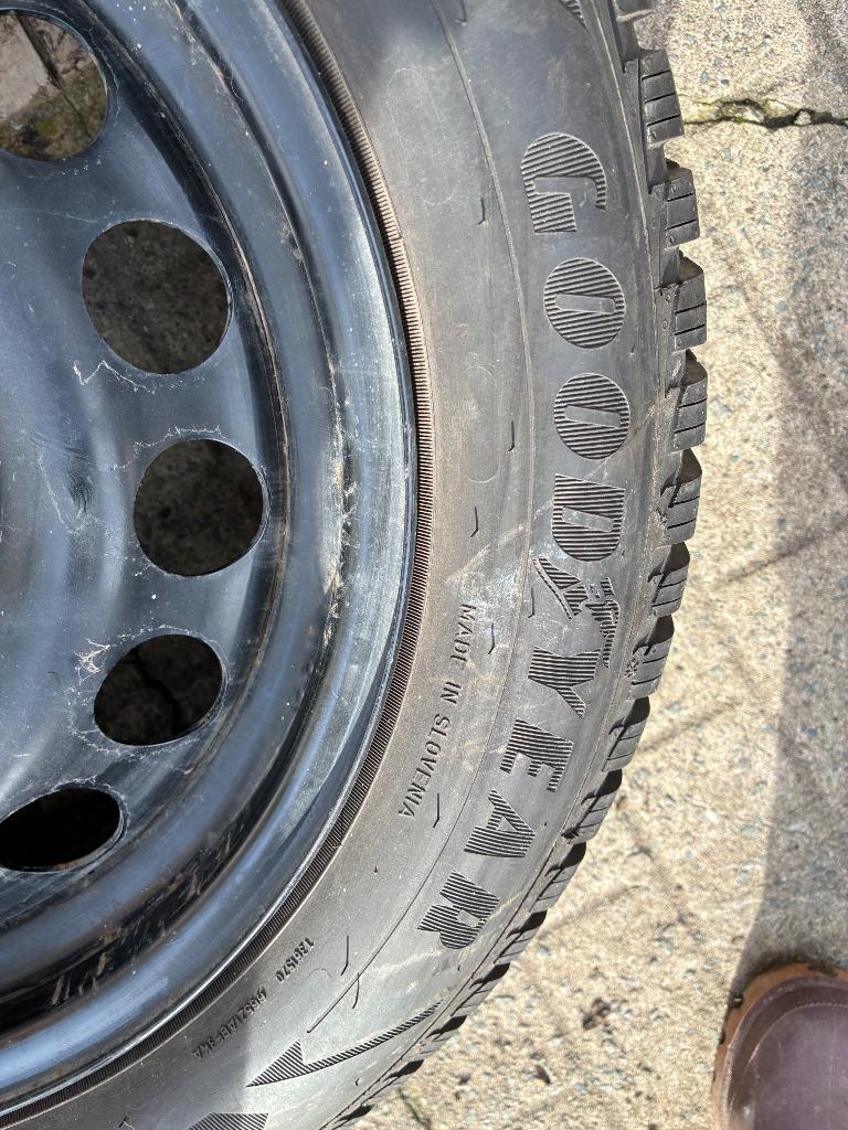 Pneus hiver Goodyear, Autos : Pièces & Accessoires, Neuf, Pneus hiver, 16 pouces, Véhicule de tourisme