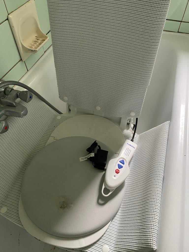 Siege de bain élévateur électrique pour personne âgée., Divers, Enlèvement, Utilisé