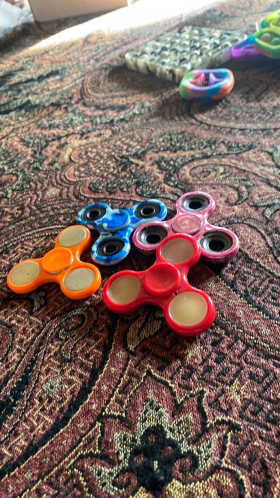 4 fidget spinners te koop, Enlèvement, Comme neuf