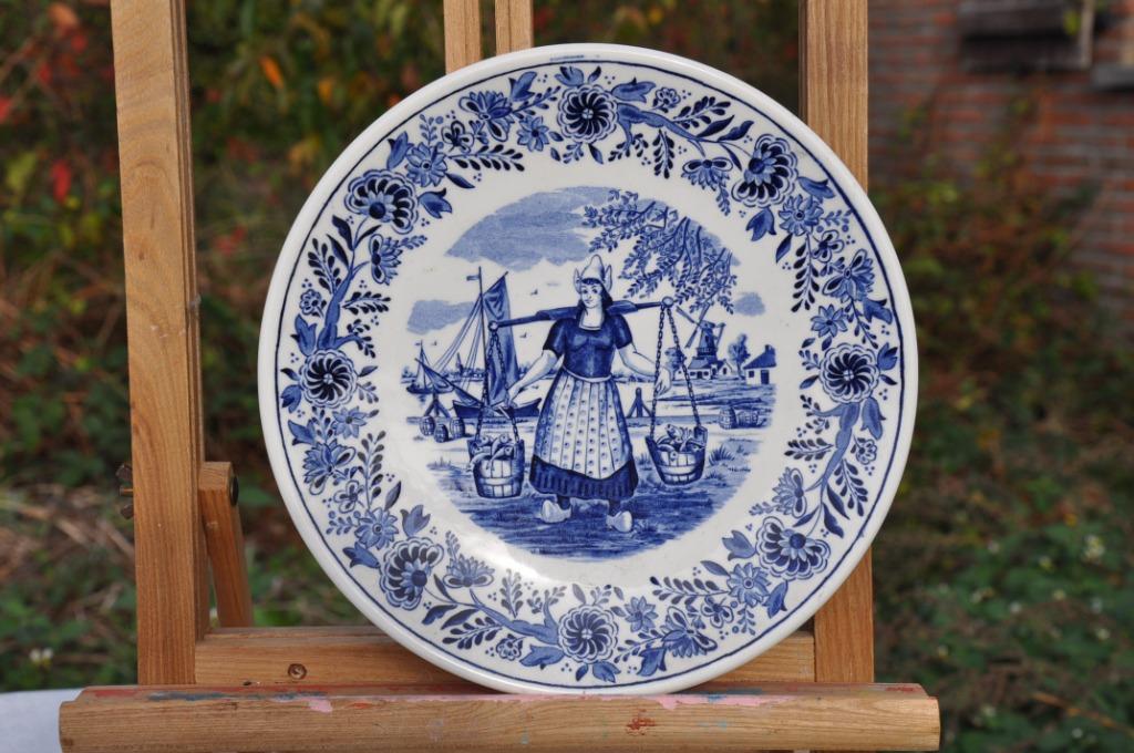assiette decorative hollandaise porteuse d'eau (68), Antiquités & Art, Enlèvement ou Envoi