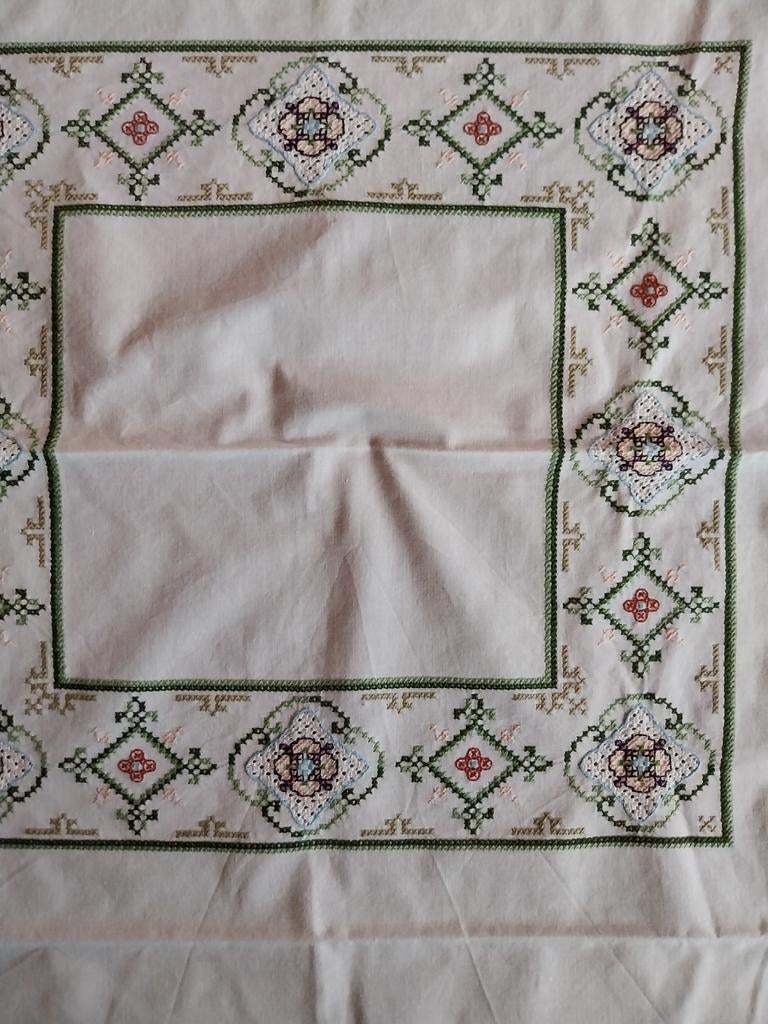 Theetafellaken geborduurd in kruisjessteek handwerk, Ophalen of Verzenden, Zo goed als nieuw