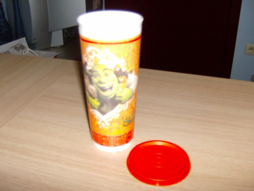 Beker met deksel shrek - tupperware 470 ml, Huis en Inrichting, Ophalen of Verzenden, Gebruikt, Beker of Kan