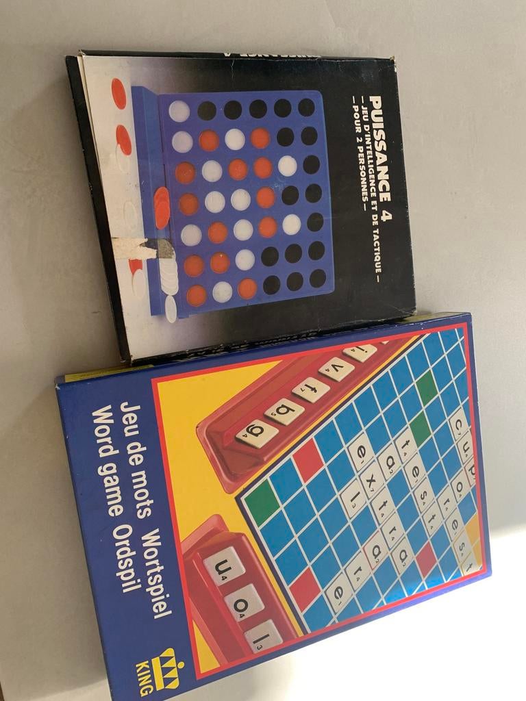 2 vintage spelletjes 4 op een rij en woordspel Scrabble, Hobby en Vrije tijd, Ophalen of Verzenden, Zo goed als nieuw