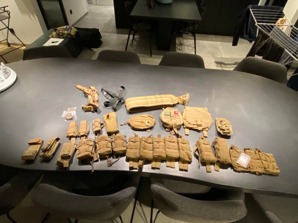 Warrior assault systems en tasmanian molle pouches en gear, Ophalen